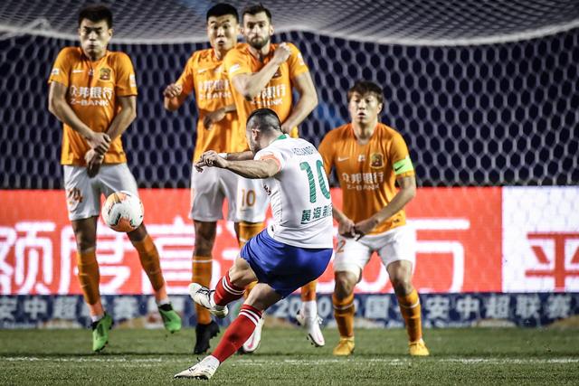 桑德兰客场2-1领先埃弗顿，勒费劲射入网